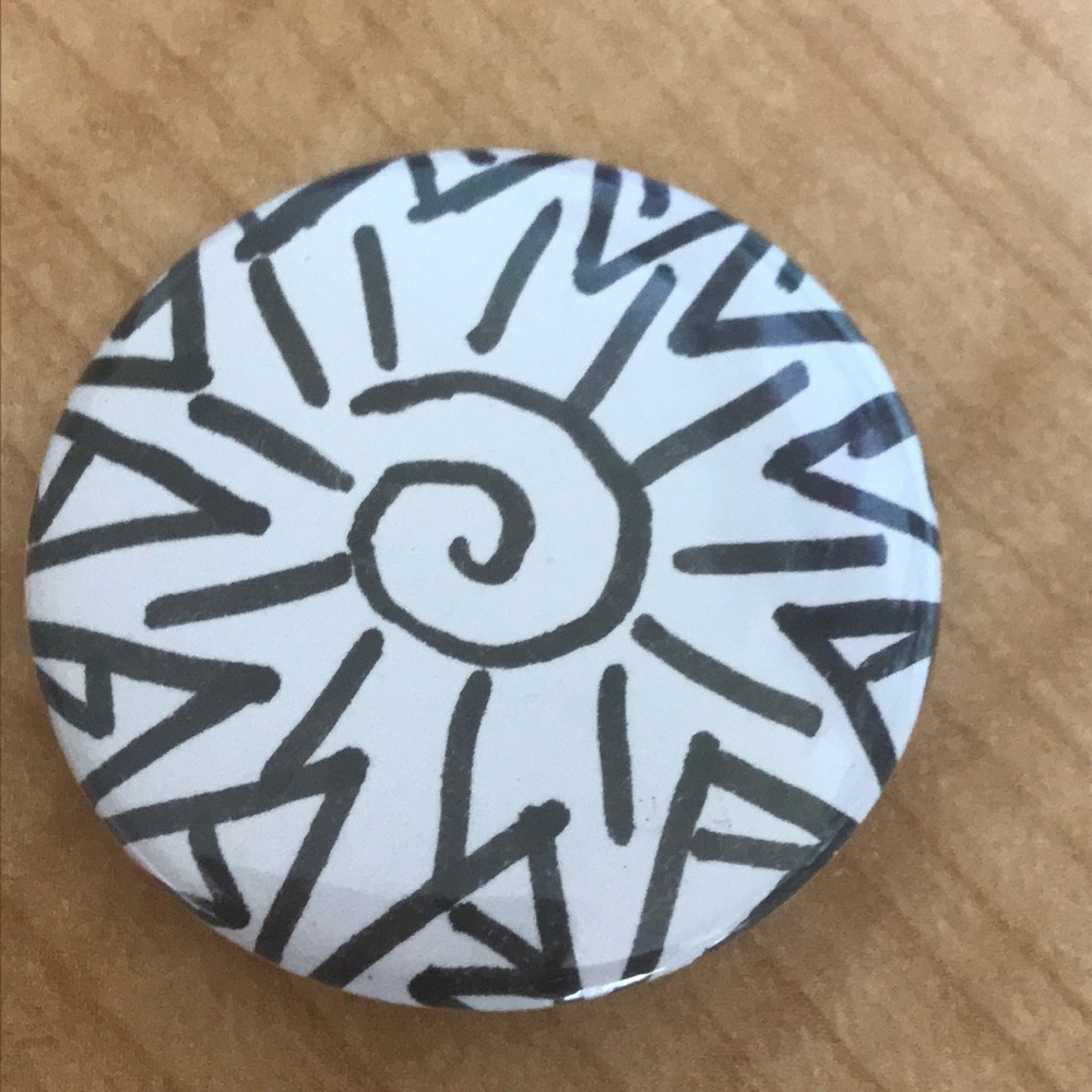 2 HANDMADE BUTTONS/PINS - Picture 4 of 4